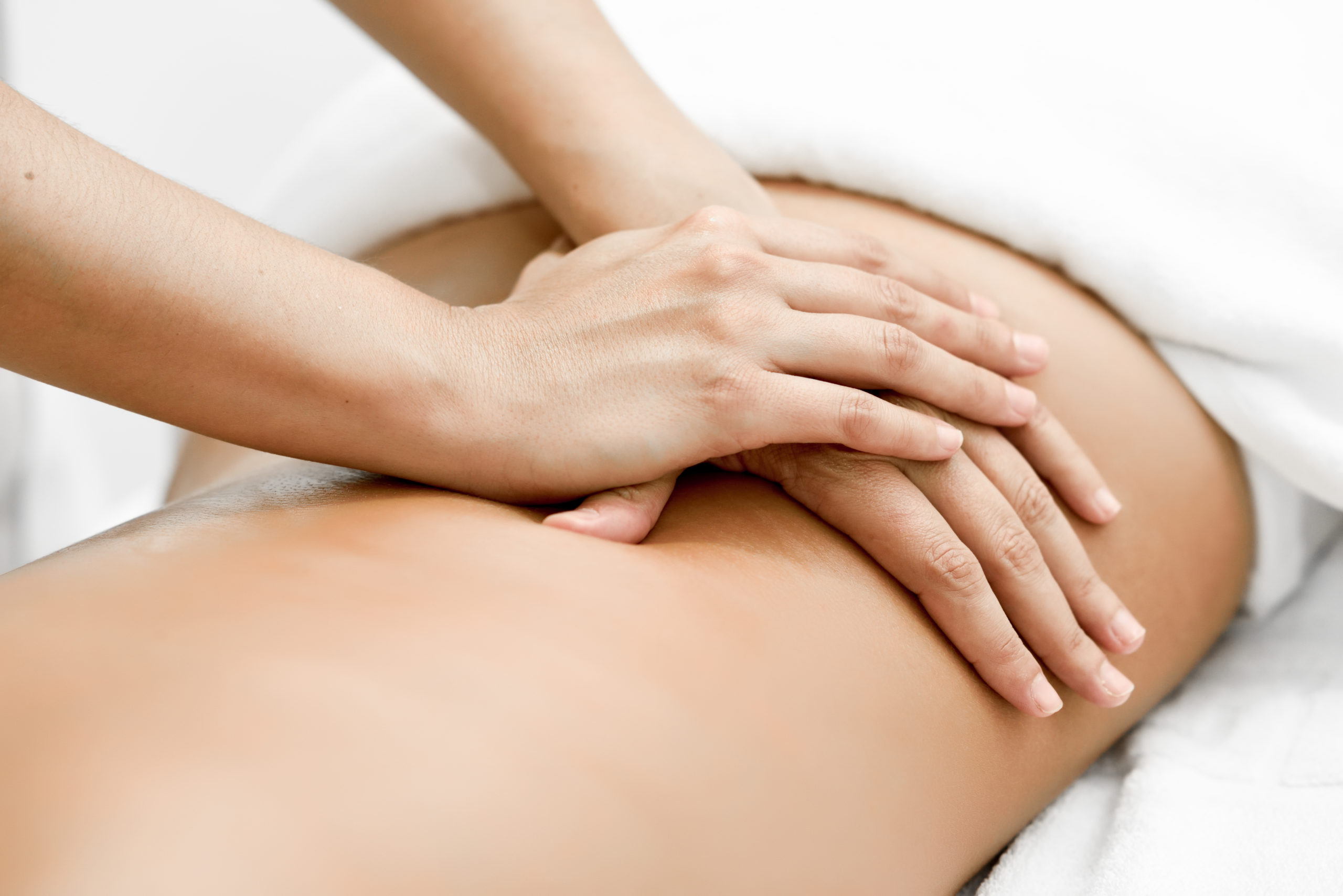 Jeune femme recevant un massage du dos dans un centre de spa.